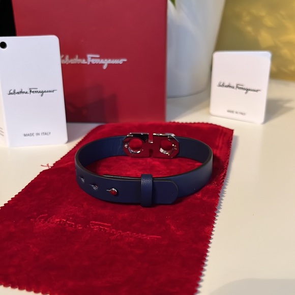 SALVATORE FERRAGAMO BLUE GANCINI LEATHER BRACELET BRAND NEW - Picture 4 of 7